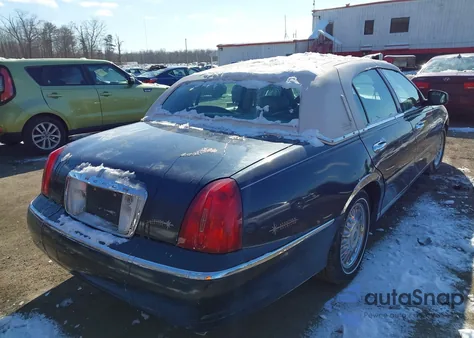 2000 Lincoln Town Car Executive из США, поврежденный, VIN 1LNHM81W7YY797025
